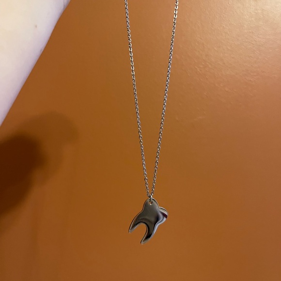 Tooth necklace - Picture 2 of 2